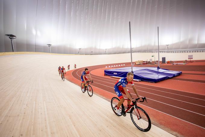 Ob nagnjeni kolesarski stezi obsega tudi prostor za številne atletske discipline. | Foto: Vid Ponikvar