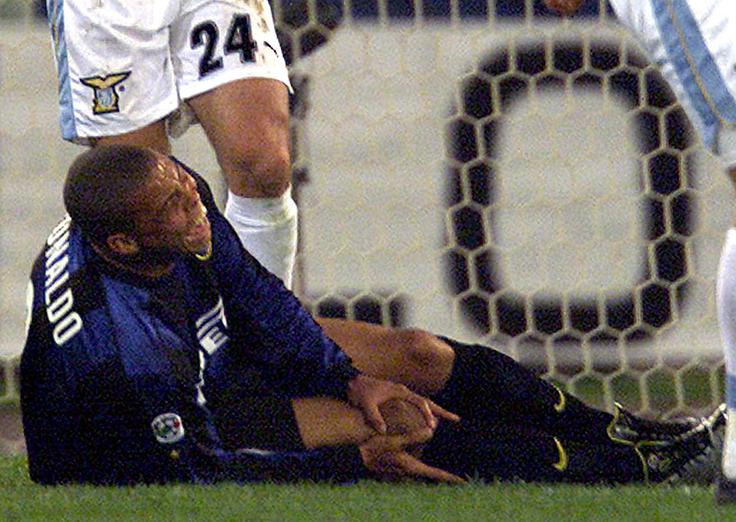 Ronaldo Fotografija iz aprila 2000, ob kateri še danes spreleti srh marsikaterega nogometnega navijača. Ronaldo v bolečinah na tleh. | Foto: Reuters