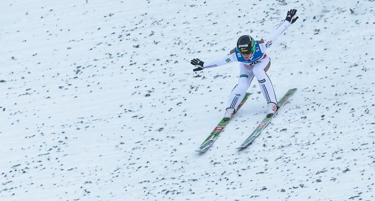 Pri rekordnem poletu 244 metrov je pri doskoku prelisičil sodnike, potem ko je nakazal, da je doskočil v telemark, in dobil povsem normalne ocene. | Foto: Sportida