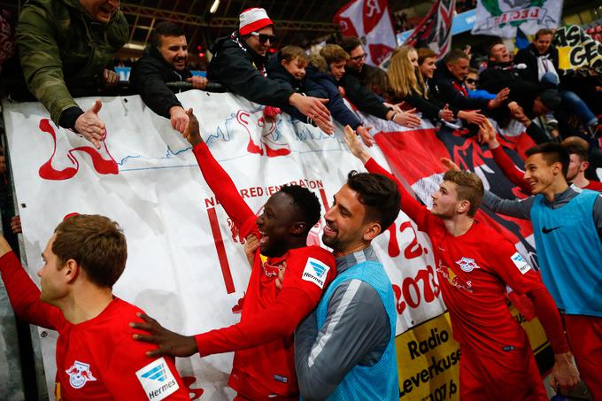 Veselje nogometašev vodilnega Leipziga po petkovi zmagi v Leverkusnu. | Foto: Reuters