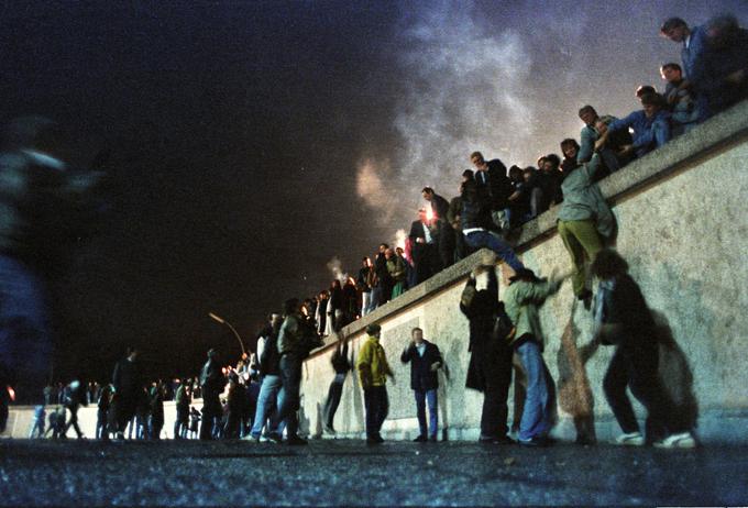 Povod za padec Berlinskega zidu so bili množična zborovanja in protesti Vzhodnih Nemcev, zahteve po svobodi potovanj, množični pobegi z Vzhoda na Zahod. | Foto: Reuters