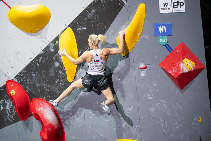 Janja Garnbret | Janja Garnbret dan po zmagoslavju v težavnosti lovi naslov svetovne prvakinje v balvanskem plezanju. | Foto Slobodan Mišković