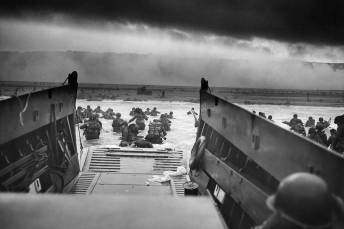 Izkrcanje v Normandiji - obala Omaha | Na dan D so imeli največji izgub ameriški vojaki, ki so naskakovali dobro utrjeno, zaminirano in branjeno obalo Omaha (na fotografiji). Pri amfibijskem izkrcanju na Normandijo 6. junija je sodelovalo okoli 350 tisoč zavezniških vojakov in mornarjev (vse skupaj je v operaciji Overlord sodelovalo več kot milijon ameriških vojakov). Zavezniško izkrcanje je na normandijski obali skušalo preprečiti nekaj več kot 50 tisoč nemških vojakov. Zavezniki so imeli več kot deset tisoč mrtvih in ranjenih, nemška stran pa do devet tisoč mrtvih, ranjenih in pogrešanih. | Foto Wikimedia Commons