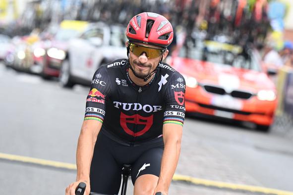 Julian Alaphilippe si je v slogu Primoža Rogliča naravnal izpahnjeno ramo #video