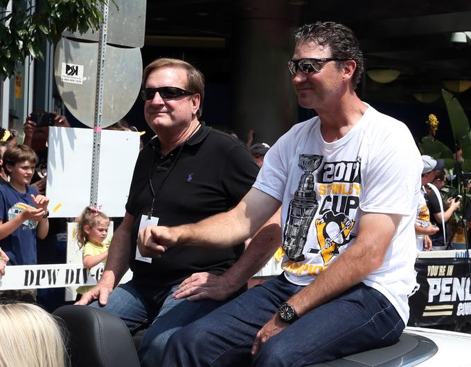 Za enega od lastnikov franšize, legendarnega hokejista Maria Lemieuxa (desno) je to peti Stanleyjev pokal s Pittsburghom. Dva je osvojil še kot igralec. | Foto: Reuters