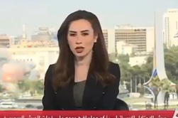Napad Izraelcev na Sirijo: televizijsko voditeljico je kar vrglo s stola #video