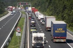 Na slovenskih cestah zastoji, vreme pa se bo le izboljšalo (video)