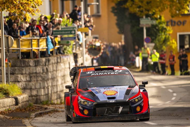 Tovarniške specialke za reli so lani prvič dobile priključno-hibridni pogon. | Foto: Red Bull