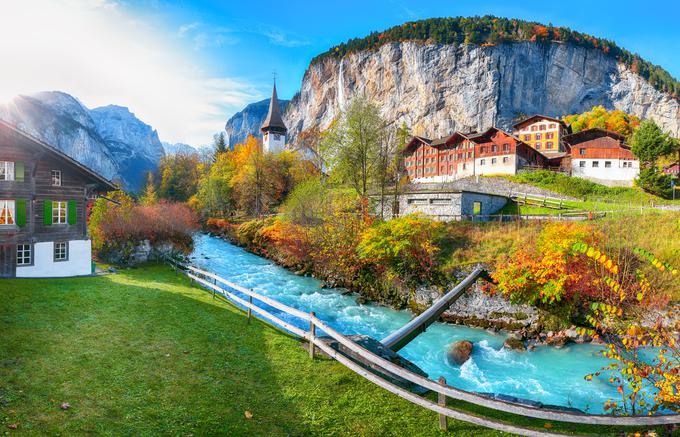 Vasica Lauterbrunnen, ki se nahaja v istoimenski občini, leži na nadmorski višini 802 metra ob vznožju Švicarskih Alp. | Foto: Shutterstock