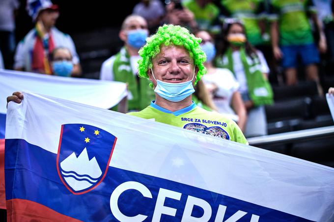 Na tribunah je tudi lepo število slovenskih navijačev. | Foto: Hendrik Osula/FIBA