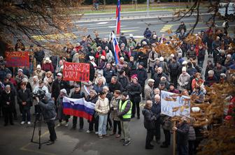 Na Linhartovi cesti v Ljubljani danes protestni shod proti kanalu C0 #foto #video