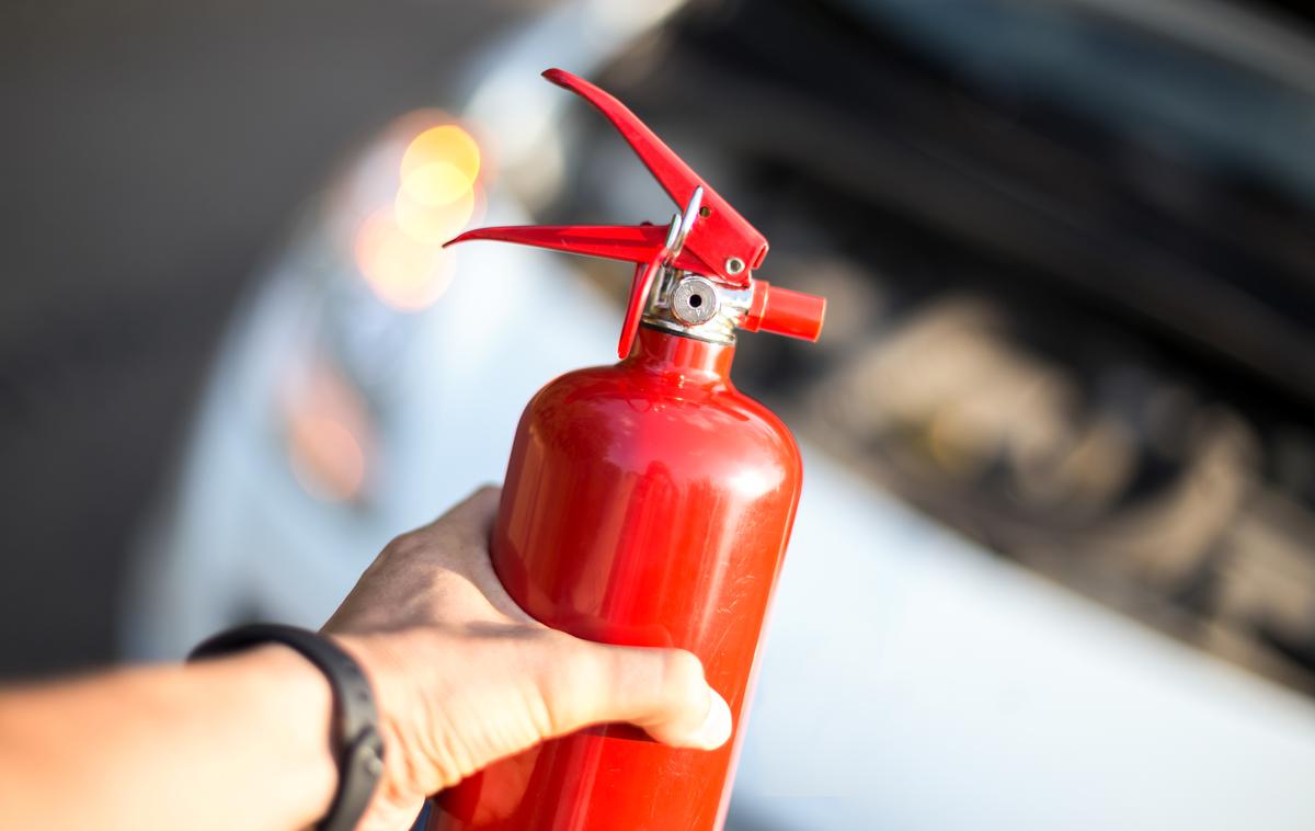 gasilni aparat, vozilo | Osumljenca nevarnega ravnanja v prometu sta stara 20 in 21 let. | Foto Shutterstock