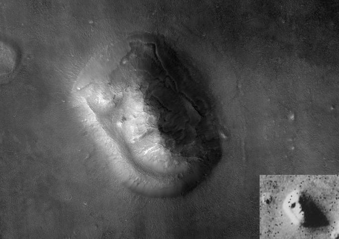 Fotografija "obraza na Marsu" iz leta 2007. V spodnjem desnem kotu je povečava prvotne fotografije iz leta 1976, na kateri so jasno vidne črne pike, ki so nastale zaradi motenj, nastalih pri prenosu podatkov iz vesolja na zemljo. | Foto: NASA