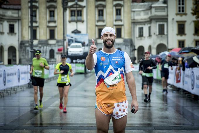 Emi je na tokratnem maratonu nastopil v prav posebni, barovski tekaški opravi.  | Foto: Ana Kovač