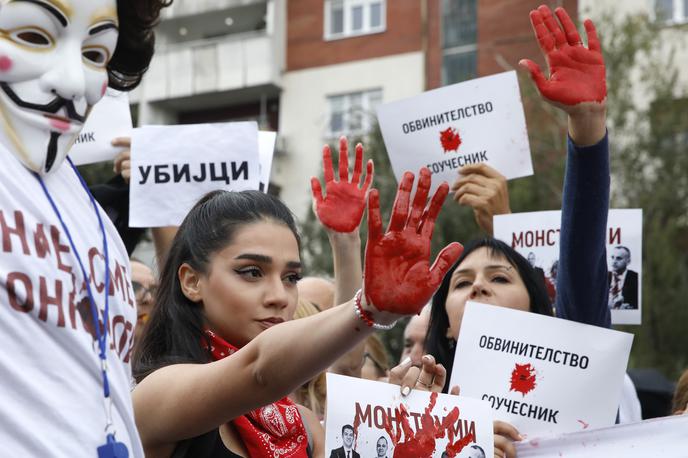 Protest v Makedoniji | Ponedeljkov protest pred poslopjem makedonske vlade. Ljudje so vzklikali, da so odgovorni za kraje in preprodajo zdravil proti raku pošasti in morilci. | Foto Guliverimage