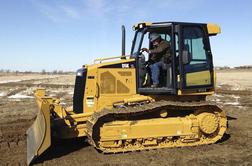 Razjarjen sosed z buldožerjem podrl več hiš