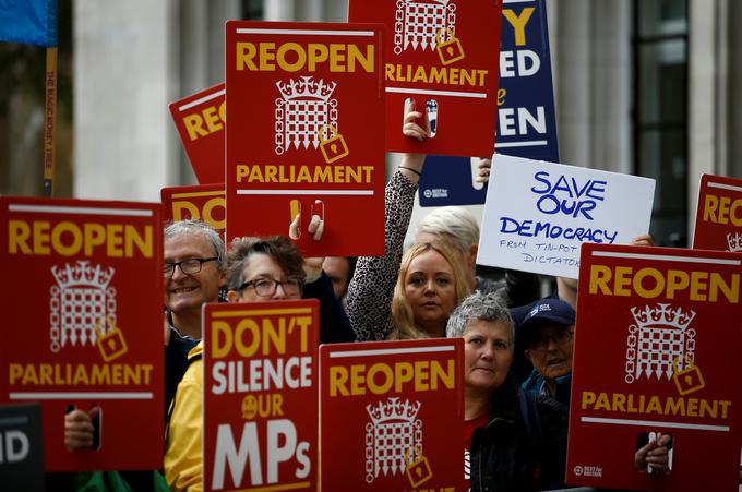 Pred sodiščem so danes potekali protesti. | Foto: Reuters