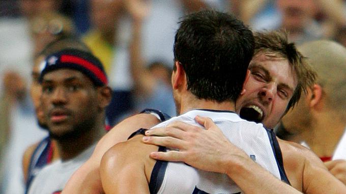 Leta 2004 sta bila Manu Ginobili (slikan v hrbet) in Andres Nocioni glavna junaka argentinske zmage proti Američanom. | Foto: Reuters