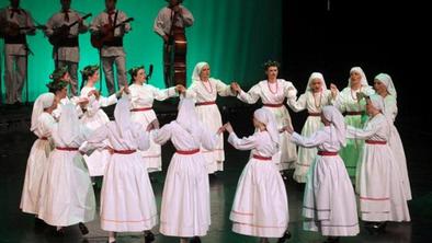 V folklornih skupinah plešejo tudi 80-letniki