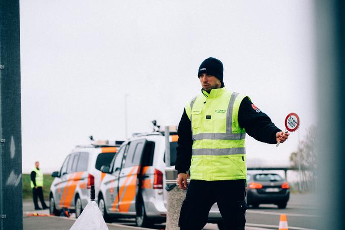 Kršitelji, ki vinjete prenašajo med vozili, so skoraj brez izjeme slovenski vozniki.  | Foto: 
