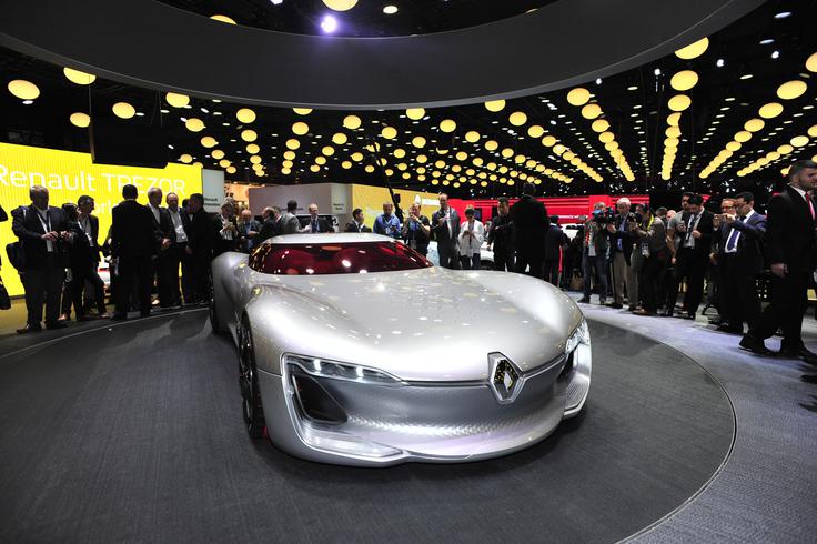 TREZOR prikazuje cilj strategije Renaulta, ki želi po letu 2020 ponuditi popolnoma varno tehnologijo "brez oči in brez rok" (eyes-off / hands-off) v svojih množičnih vozilih in po dosegljivi ceni. | Foto: Ciril Komotar