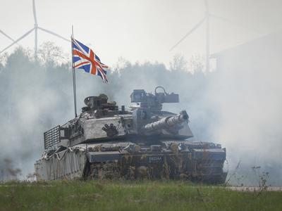 Rusi na robu živčnega zloma: "Britanski tanki iz Estonije gredo nad Sankt Peterburg"