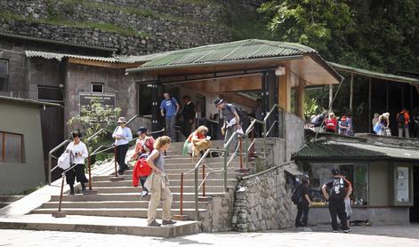 Pred Machu Picchujem obtičalo 900 turistov #video