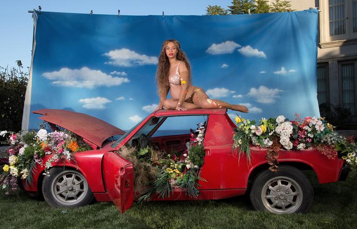 Porsche 914 je karoserijska izvedba targa s pomično streho, ki predstavlja vmesno rešitev med kupejem in kabrioletom. Zaradi ravne strehe je bil kot nalašč, da se je nanj lahko usedla tudi Beyonce. | Foto: beyonce.com