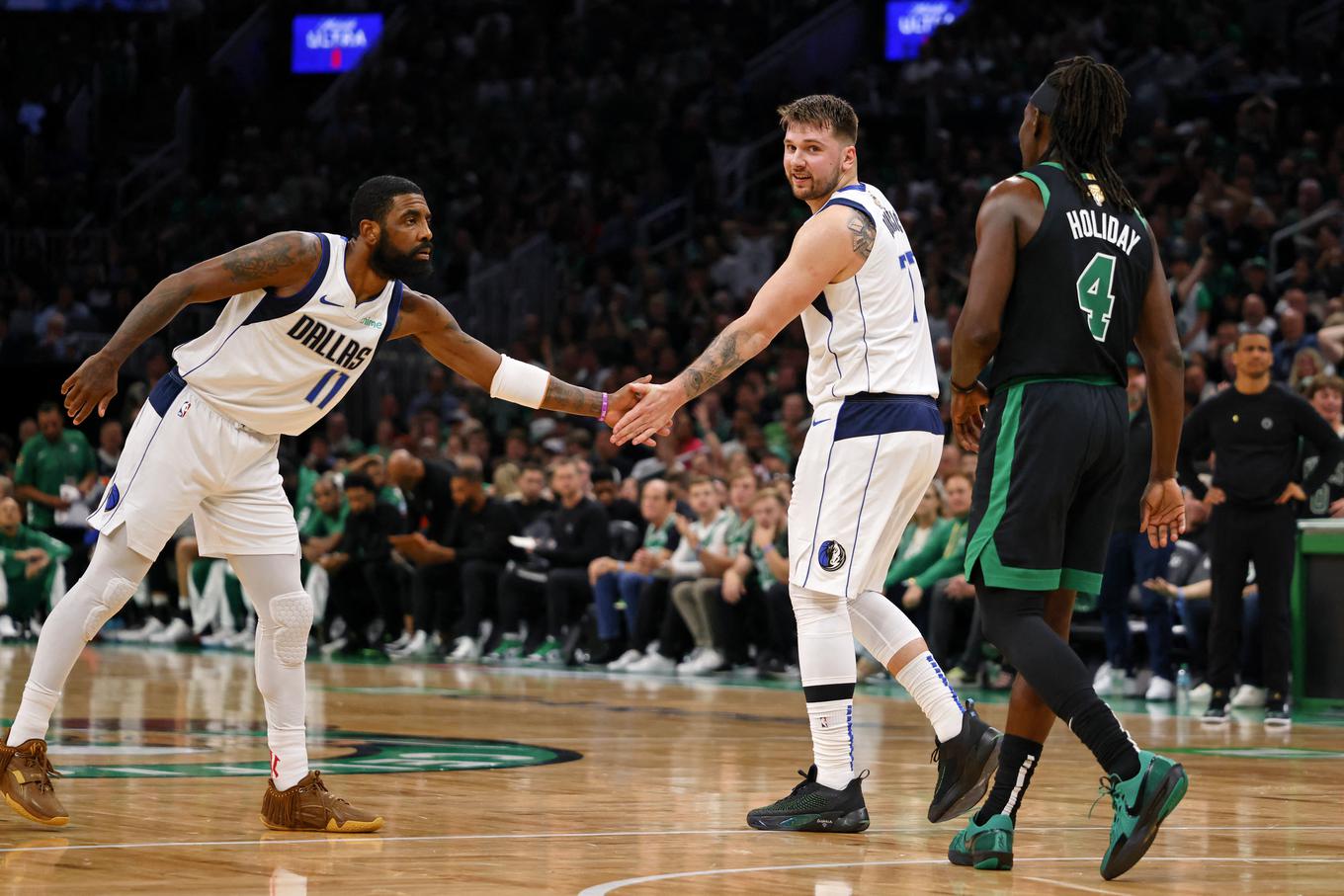 Kyrie Irving em Luka Doncic | Foto: Reuters