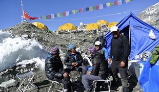 V obsežni čistilni akciji na Everestu bodo odstranili tudi trupla