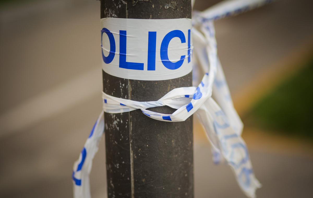 slovenska policija, trak | 82-letni moški je po udarcu mlajšega fanta po navedbah policije padel in z glavo udaril ob tla ter obležal. Po zdravstveni oskrbi v bolnišnici je ponoči umrl. | Foto STA