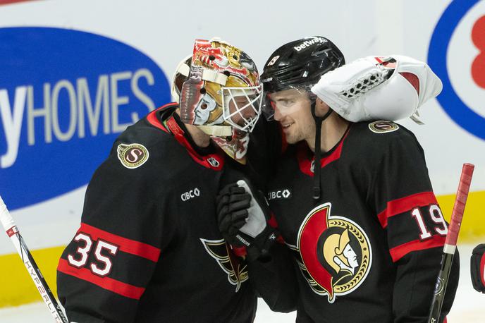 Linus Ullmark Drake Batherson | Linus Ullmark in Drake Batherson sta proslavljala zmago Ottawe nad Anaheimom. | Foto Reuters