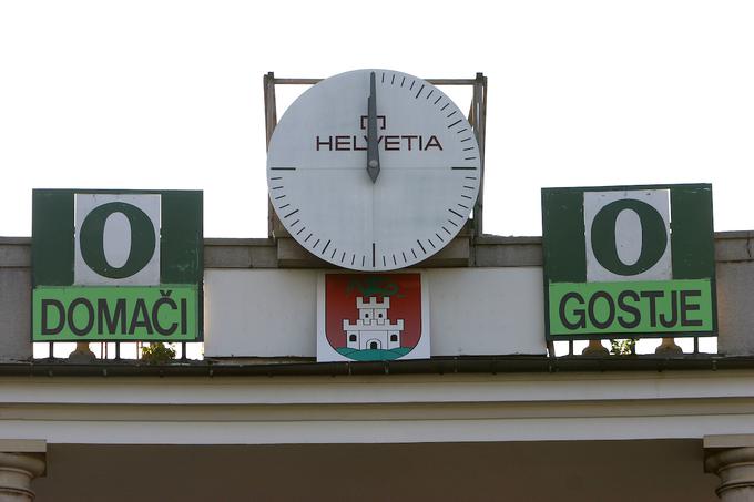 Prireditelji so se zaradi omejenosti nekdanjega ročnega semaforja na stadionu Bežigrad znašli v težavah, ko je Olimpija dosegla dvomestno število zadetkov. Tako so morali otroci levo od števila zadetkov domačinov v rokah pridržati enico. | Foto: Vid Ponikvar