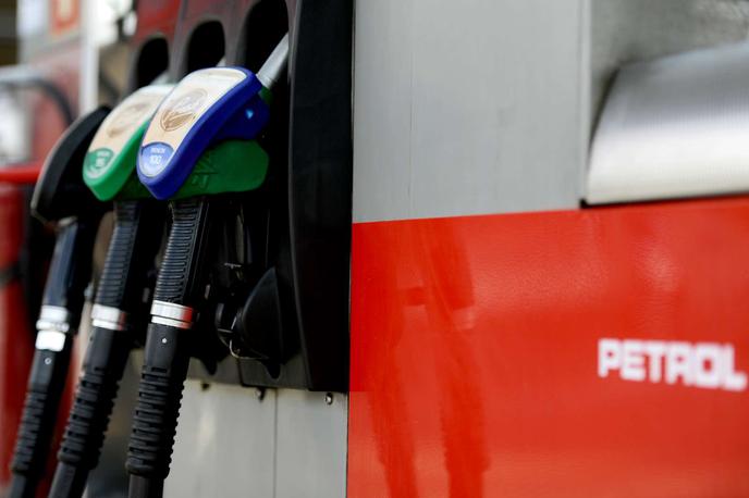 Petrol | "Zagotovo se bodo pojavljale daljše čakalne vrste na in pred bencinskimi servisi," so navedli na Petrolu.  | Foto STA
