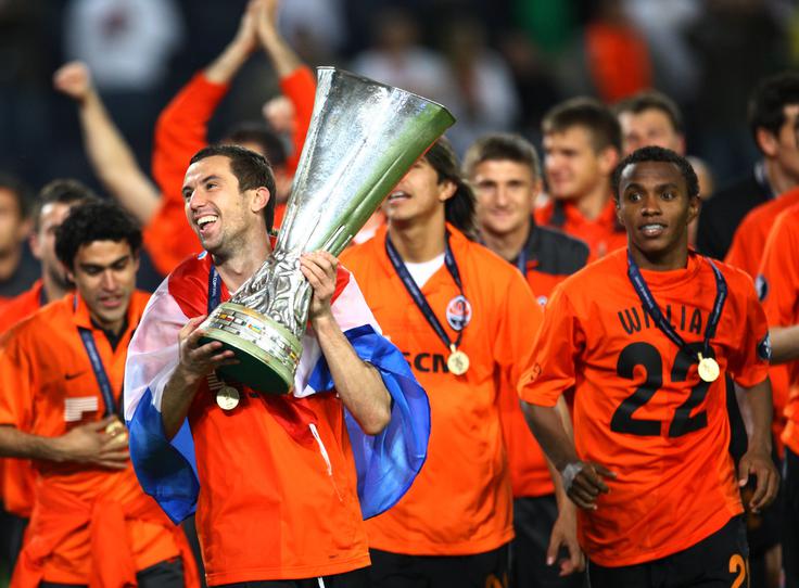 Kot kapetanu Šahtarja mu je leta 2009 pripadla posebna čast, saj je odet v hrvaško zastavo dvignil v zrak pokal, namenjen zmagovalcu pokala Uefa. To je bil najbolj odmeven mednarodni uspeh bogatega ukrajinskega kluba. | Foto: Guliverimage