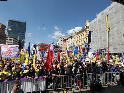 V Zagrebu več tisoč ljudi protestiralo za višje plače in pokojnine