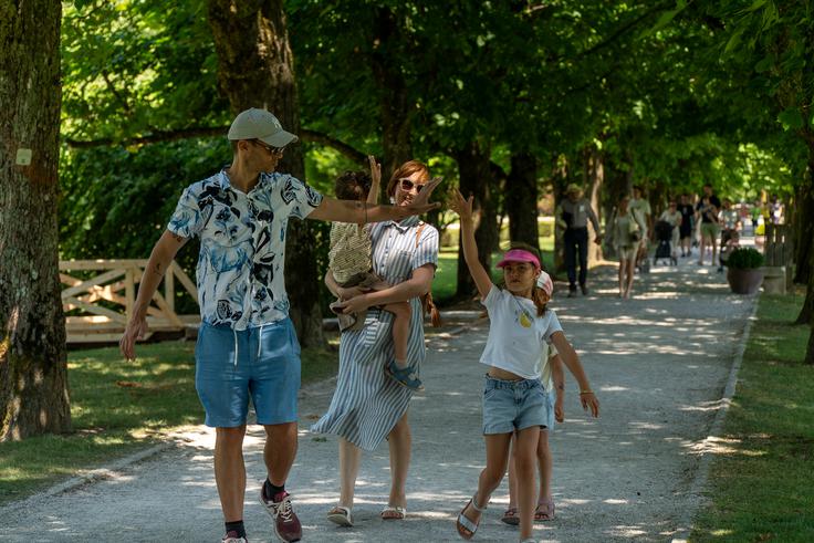 V vročih poletnih dneh še kako prija senca, ki vam nudi tudi zaščito pred škodljivi sončnimi žarki.  | Foto: Liam Toni Šironjič