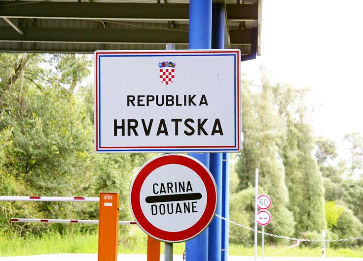 Čakalne dobe so se na bolj obremenjenih prehodih med Slovenijo in Hrvaško začele daljšati že v petek zjutraj, v popoldanskih in večernih urah pa so tako tovorna kot osebna vozila in avtobusi na vstop v Slovenijo morali čakati več ur. | Foto: Bojan Puhek