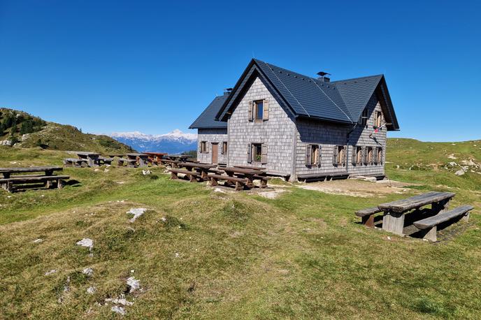 Krekova koča na Ratitovcu | Jesensko, a zelo mrzlo (zjutraj minus 4), je bilo takole v petek na Ratitovcu. | Foto Matej Podgoršek