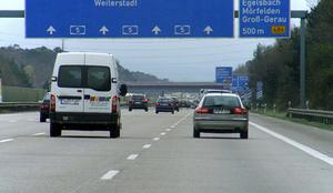Slovenec na nemški avtocesti lovil Nizozemca in se vanj večkrat zaletel