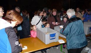 Na pohodu z baklami zbrali denar za osnovno šolo
