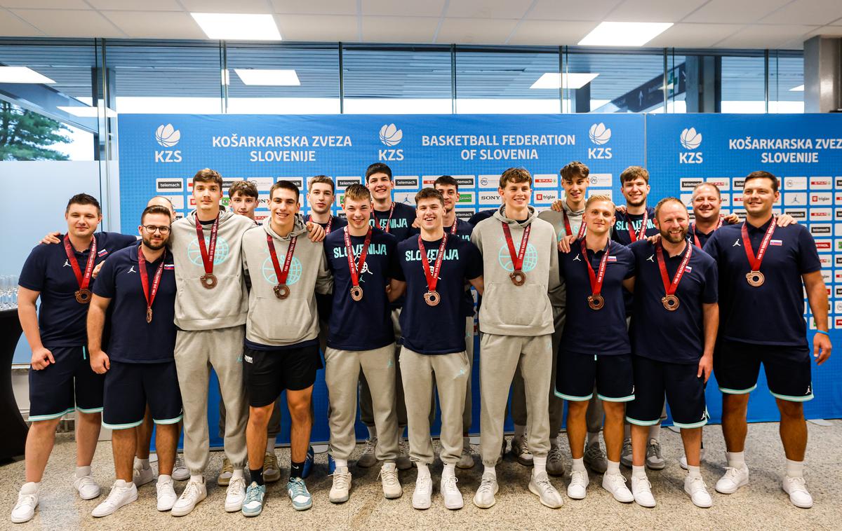 slovenska košarkarska reprezentanca U19, vrnitev v Slovenijo | Slovenski košarkarji, ki so v nedeljo osvojili bron na svetovnem prvenstvu, so se vrnili v domovino. | Foto Aleš Fevžer