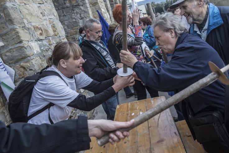 Koprčani so se zbrali v Taverni, kjer so dobili bakle. | Foto: Matej Leskovšek