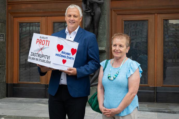 Aleš Primc, Milena Miklavčič | V zvezi z lanskim posvetovalnim referendumom, ko je 54,89 odstotka volilcev glasovalo za ureditev te pravice, Aleš Primc trdi, da ni šlo za isto temo, temveč za dve popolnoma različni stvari ter različni pravni in ustavni podlagi. "Takrat nismo imeli grozljivega zakona, o katerem bi odločali, takrat se je govorilo na splošno," je dejal. Nasprotniki zakona so prepričani, da želi vlada z zakonom o pomoči pri prostovoljnem končanju življenja zmanjšati število bolnikov.  | Foto STA