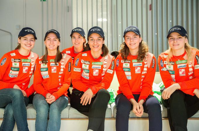 Vseh šest deklet bo konec tedna nastopilo v Sapporu, pot v Zao bo nadaljevala le četverica, saj se bosta Katra Komar (druga z leve) in Jerneja Brecl (druga z desne) odpravili na mladinsko svetovno prvenstvo. | Foto: Vid Ponikvar