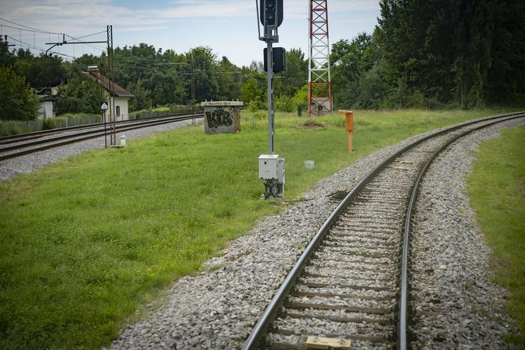 Razcep takoj po mostu čez Dravo: na levi elektrificirana proga v Pragersko, Celje in Zidani Most, na desni nelektrificirana proga na Prevalje in naprej v Avstrijo. | Foto: Ana Kovač