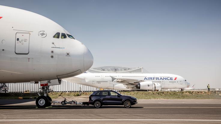Kontrast med dvema strojema je bil zares izjemen. Zanimiva je tudi primerjava količine energije, ki jo zmoreta v svojih rezervoarjih nositi največji Porschejev SUV in največji airbus. Porsche cayenne S diesel ima 85-litrski rezervoar, porsche cayenne turbo S 100-litrskega, največje potniško letalo na svetu A380 pa lahko v svoje rezervoarje natoči okoli 315 tisoč litrov letalskega goriva. | Foto: Porsche