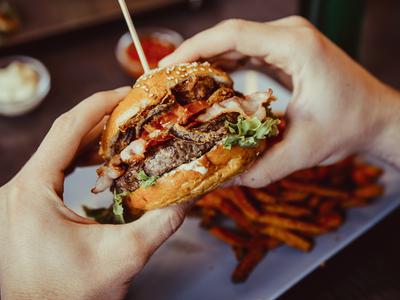 Med najboljšimi burgerji v Evropi tudi Hood Burger in Projekt Burger #video