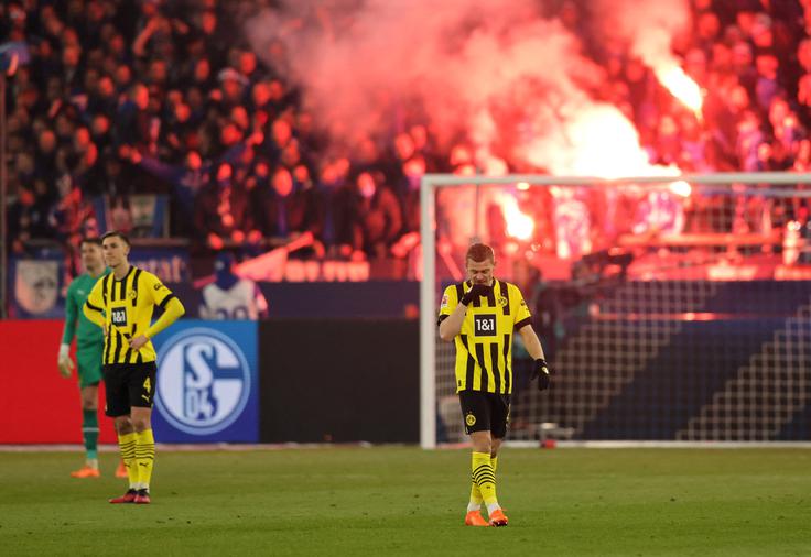 Borussia Dortmund je na gostovanju v Gelsenkirchnu dvakrat vodila, na koncu pa osvojila le točko. | Foto: Reuters