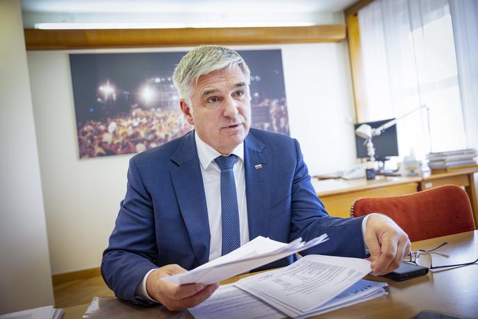 "Kaj je ostalo v Sloveniji? Farme piščancev, smrad in minimalne plače."